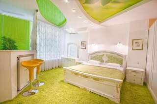 Отель Отель Seven Eleven в Мости Сити Днепр Номер-студио Делюкс с кроватью размера "king-size"-4